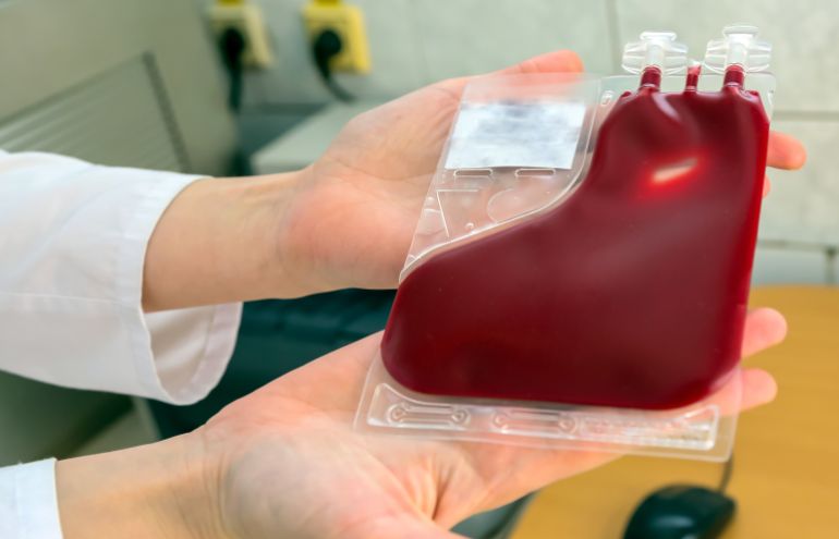 Placental cord blood bank donated blood unit prepared by gloved hands isolated. المصدر: أدوبي ستوك