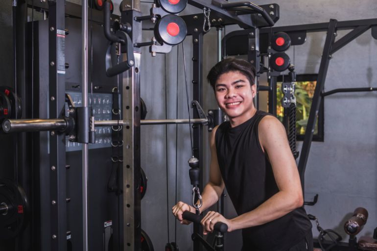 adobestock_783600922-1787402389 A young asian man does a set of straight bar tricep pushdowns. A first time beginner tries to building muscle mass on his arms and upper torso. Modern gym setting المصدر: أدوبي ستوك