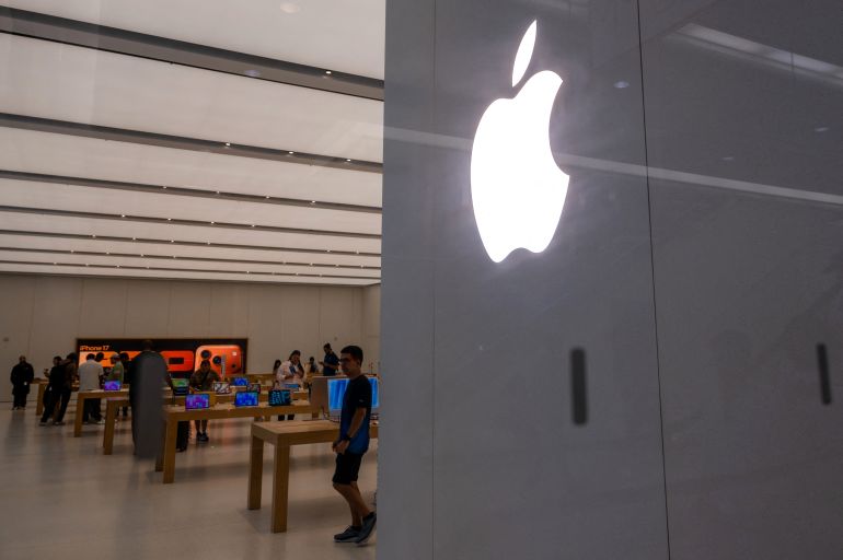 afp_6a3d8001ba42-1782415361-1 NEW YORK, NEW YORK - JUNE 25: People shop in an Apple store in lower Manhattan on June 25, 2026 in New York City. Blaming rising costs of memory and storage chips, Apple raised the prices of the iPad and MacBook on Thursday. The company announced that iPhone prices will not be affected. Spencer Platt/Getty Images/AFP (Photo by SPENCER PLATT / GETTY IMAGES NORTH AMERICA / Getty Images via AFP)