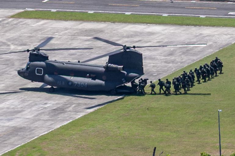 afp_6a735627e2ce-1785943591 Taiwanese special forces soldiers board a CH-47SD Chinook transport helicopter via its rear ramp during rapid deployment drills on the first day of the annual Han Kuang military exercise in Kaohsiung on August 5, 2026. (Photo by cheng-chia huang / AFP)