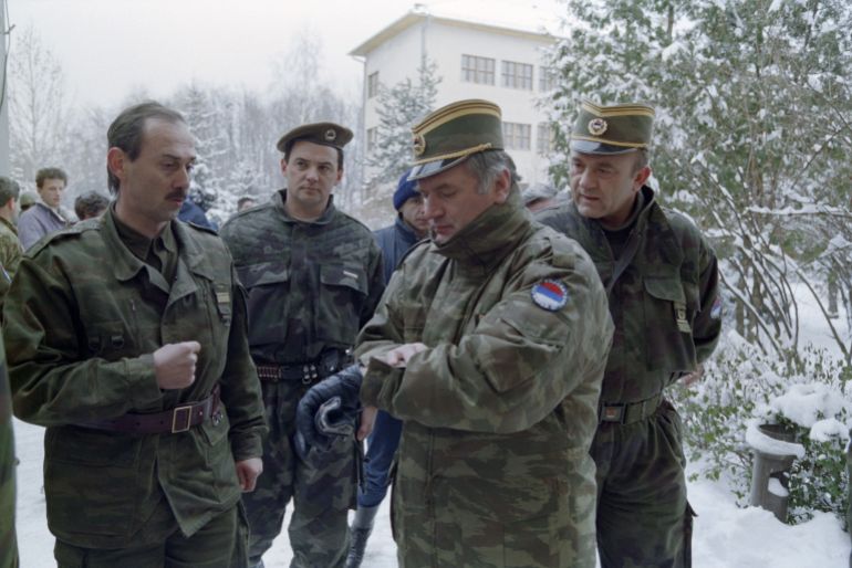 afp_6a907691c1f2-1787852433 (FILES) Bosnian Serb General Ratko Mladic (2R) checks his watch at the Lukavica barracks in the surburbs of Sarajevo on February 15, 1994.