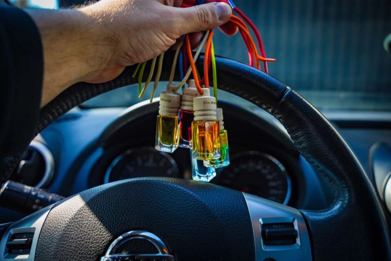 alcabftwr-1786957875 تحتوي العطور على نسب عالية من الكحول وهو سائل شديد الاشتعال ـ (الصورة من المدونة الرسمية لشركة Dr. Marcus المتخصصة في صناعة وتطوير معطرات الهواء)