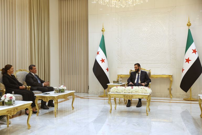 ap26237689058491-1787867210 أحمد الشرع ومظلوم عبدي Syrian President Ahmad al-Sharaa, right, meets with the commander of the Kurdish-led Syrian Democratic Forces, Mazloum Abdi, center left, at the presidential palace in Damascus, Tuesday, Aug. 25, 2026. (AP Photo/Ghaith Alsayed)
