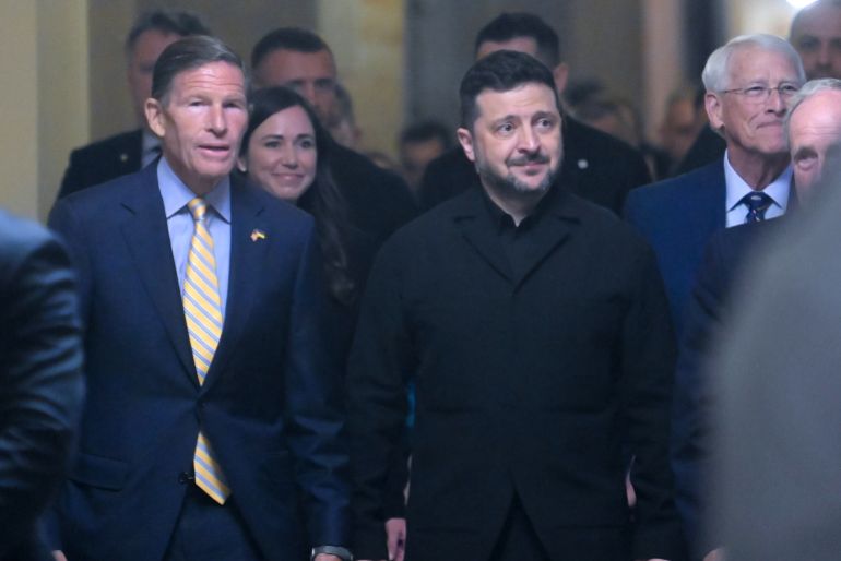 El presidente de Ucrania, Volodymyr Zelenskyy, acompañado por (de izquierda a derecha) el senador demócrata de Connecticut Richard Blumenthal; la senadora republicana de Alabama Katie Boyd Britt; y los senadores republicanos de Missouri e Idaho Roger Wicker y James Risch, respectivamente, a su llegada al Capitolio de Estados Unidos para una reunión bipartidista de la Ley de Sanciones a Rusia e irán Lindsey O. Graham de 2026, el 28 de julio de 2026 en Washington. (AP Foto/Rod Lamkey, Jr.)