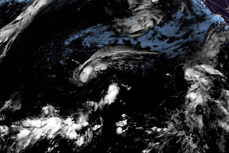 Foto satelital entregada por la agencia oceanográfica estadounidense NOAA que muestra a la tormenta tropical Lala cerca de Hawai el 15 de agosto del 2026. (NOAA via AP)