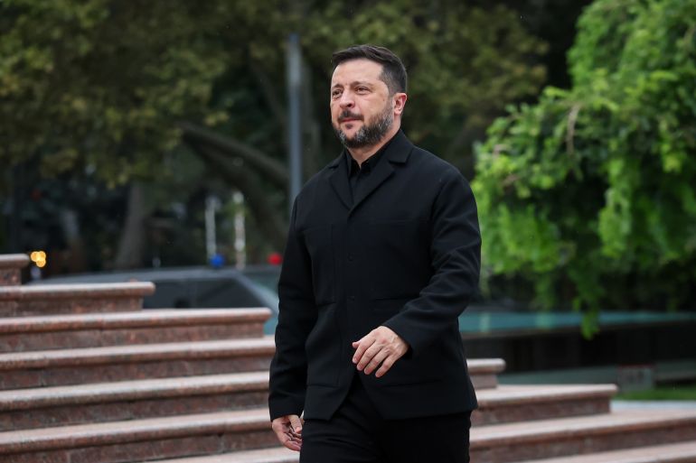 ap_6a91eaa42dfae-1787947684 Ukraine's President Volodymyr Zelenskyy arrives for a welcoming ceremony in Moldova as the country celebrates the 35th Independence Day, in Chisinau, Moldova, Thursday, Aug. 27, 2026. (AP Photo/Aurel Obreja)