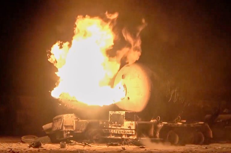 ap_6a92e3e5ba506-1788011493 Foto tomada de video entregado por el canal de televisión Al Masirah que muestra a un camión tanquero en llamas tras un bombardeo estadounidense en el puerto petrolero de Ras Isa en Hodeida, Yemen, el 18 de abril del 2025.( Al Masirah TV via AP)
