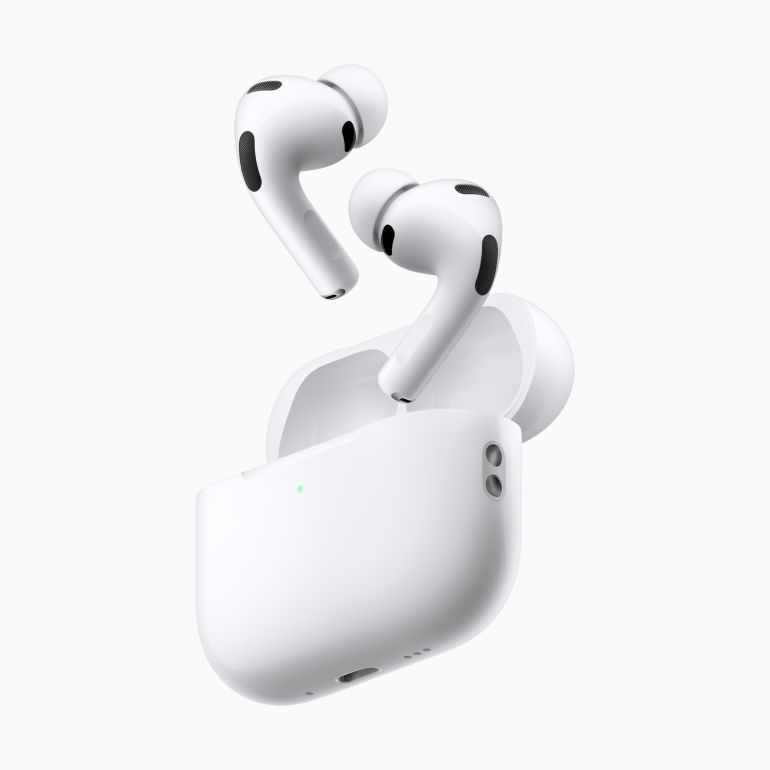 apple-airpods-pro-1757444893 تصميم سماعات "آير بودز برو 3" يحسن تجربة الاستماع المحيطي وعز الضوضاء النشط (آبل)
