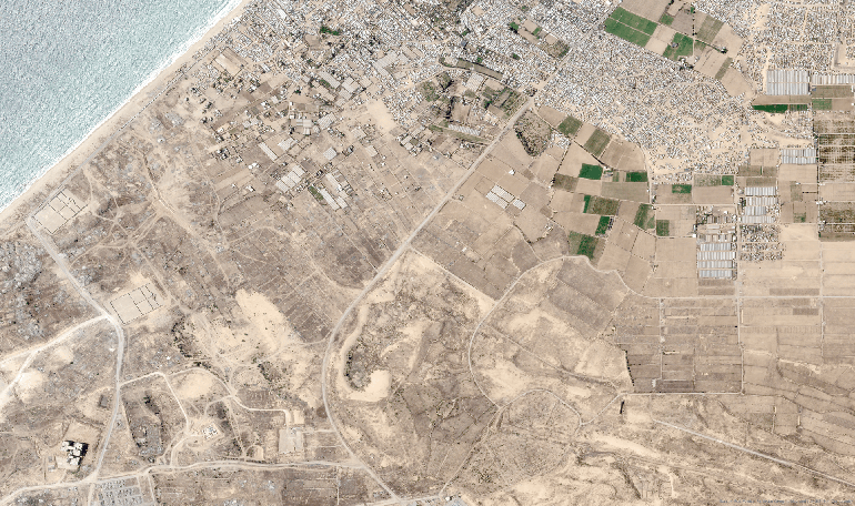 berm-1785846554 مقارنة توثق امتداد الساتر الترابي في مواصي رفح بين 1 و15 يوليو/تموز 2026