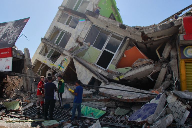 download-1786438656 Residents search through the rubble after an earthquake struck Pereira, Colombia, Monday, Aug. 10, 2026. (AP Photo/Miguel Angel Lopez)