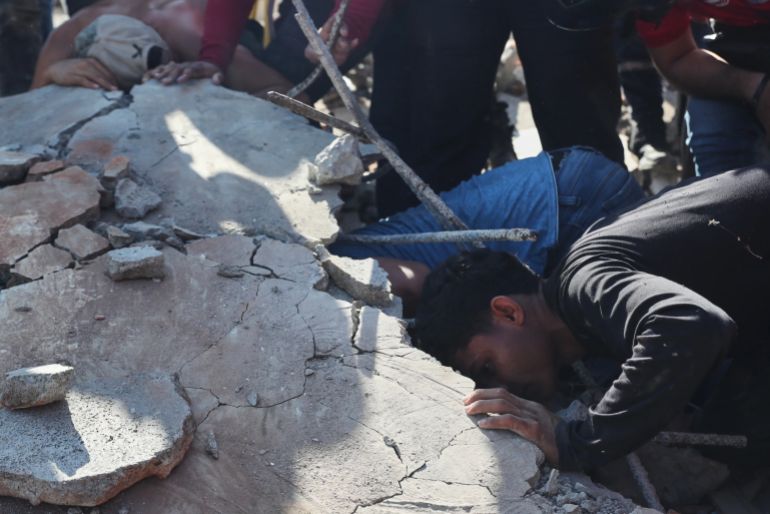 download-3-1786438648 Residents and rescue workers search through the rubble of a collapsed building after an earthquake struck Cali, Colombia, Monday, Aug. 10, 2026. (AP Photo/Santiago Saldarriaga)