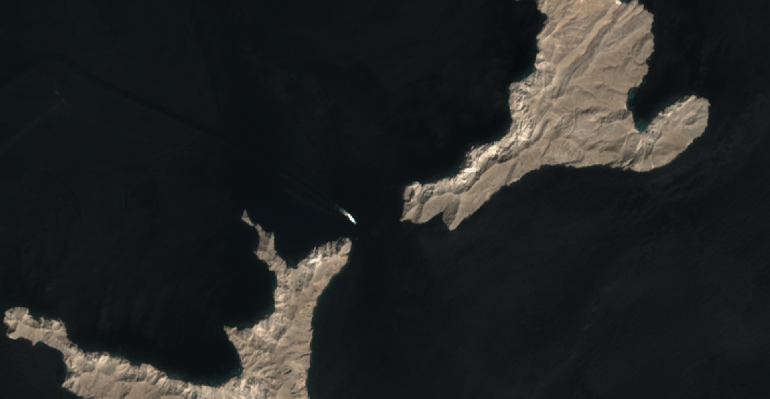 ezgif-com-gif-maker-1788086829 مقارنة صور أقمار صناعية للممر بين 2021 و2026 لا تظهر تغيرا واضحا في شكل الفتحة أو اتساعها(سنتينال-2)