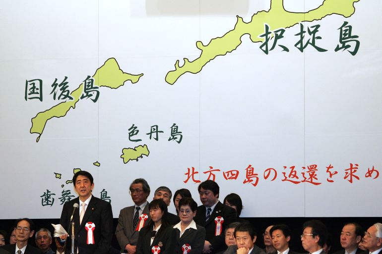 getty_6a7d4af165-1786596081 TOKYO - FEBRUARY 7: Japanese Prime Minister Shinzo Abe speaks in front of a map of islands, known as Northern Territories in Japan and Kuril islands in Russia February 7, 2007 in Tokyo, Japan. The meeting discussed the demand for the return of the islands marking the Northern Territory Day. (Photo by Junko Kimura/Getty Images)