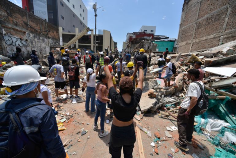 getty_6a7dabebe8-1786620907 PEREIRA, COLOMBIA - AUGUST 11: Rescuers ask for silence to listen for survivors during the rescue operations at the Plaza Victoria neighborhood after a magnitude 7.4 earthquake struck Colombia on August 11, 2026 in Pereira, Colombia. An official report by Asocapitales counts 169 dead and over 900 wounded. The USGS put the earthquake at a 7.4 magnitude. (Photo by Gabriel Aponte/Getty Images)