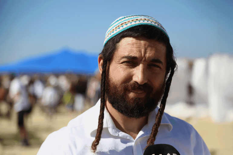 تسفي سوكوت BE'ERI, ISRAEL - OCTOBER 21: Likud MP Zvi Sukkot speaks to press during the Jewish religious holiday of Sukkot (Feast of Tabernacles) activities, where activist Jewish people set up numerous gazebos in the area as a tradition in Be'eri, Israel on October 21, 2024. Israelis and far-right politicians are demonstrating demanding the expulsion of Palestinians from the Gaza Strip and the reopening of settlements there, while others dream of invading many countries in the region in pursuit of "Greater Israel". (Photo by Enes Canli/Anadolu via Getty Images)