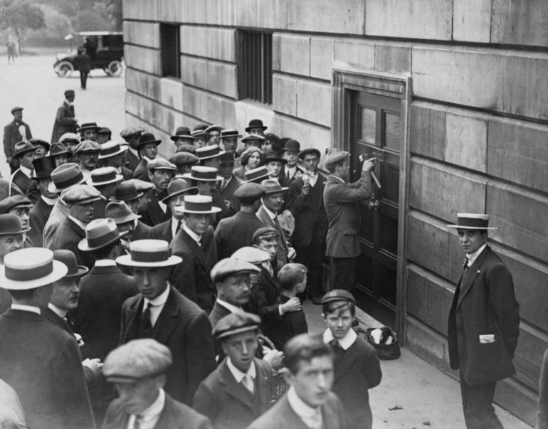 gettyimages-613480204-1787680944 The brass plate on the German Embassy in Britain is removed at the beginning of the First World War. (Photo by © Hulton-Deutsch Collection/CORBIS/Corbis via Getty Images)