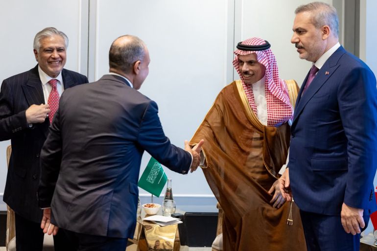 ho-ey-xwgaeugub-1785959607 وزير الخارجية التركي هاكان فيدان (يمين) إلى جانب نظيره السعودي فيصل بن فرحان (وسط) والباكستاني إسحاق دار (يسار) والمصري بدر عبد العاطي