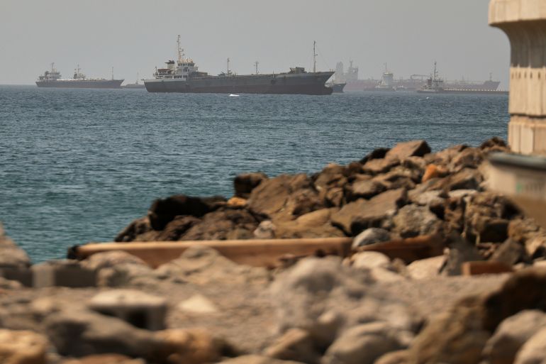 hormuz-1784202623 ناقلات النفط وسفن شحن في خليج عمان على طول طرق الشحن التي تربط مضيق هرمز ببحر العرب في 16 يونيو 2026 (أسوشيتد برس)
