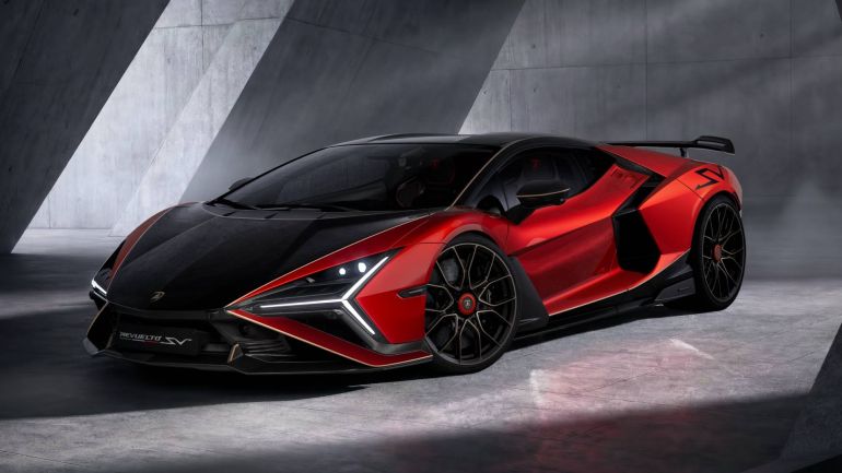 Lamborghini Revuelto SV.. منظومة هجينة تعزز أداء محرك V12. (الصورة من الموقع الرسمي للسيارة)