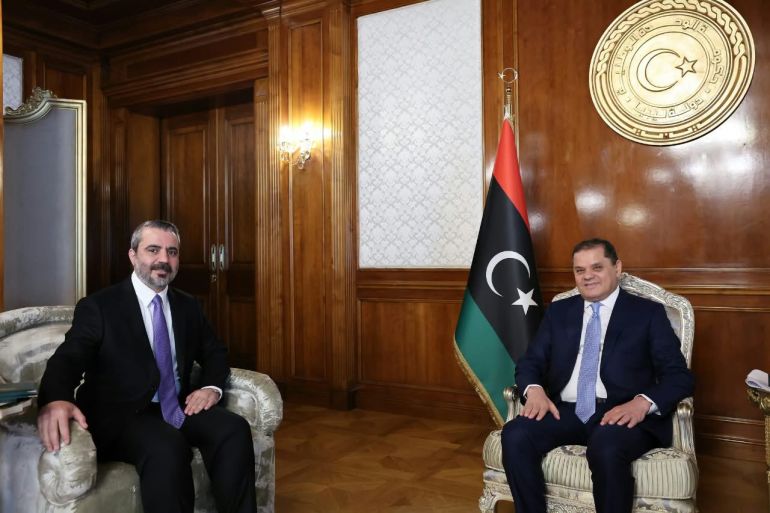 libya-1788121772 وقعت سوريا وليبيا، الأحد، اتفاقية في مجال التعاون الثنائي بين البلدين، وذلك خلال زيارة وزير الخارجية السوري أسعد الشيباني إلى طرابلس. وذكرت وكالة الأنباء السورية "سانا" أن وزير الخارجية والمغتربين أسعد الشيباني وقع اتفاقية في مجال التعاون الثنائي بين سوريا وليبيا. وأوضحت أن الاتفاقية تهدف إلى تفعيل الاتفاقية المبرمة سابقا بشأن اللجنة العليا المشتركة، وتعديلها بما ينسجم مع التطورات السياسية الحاصلة في كلا البلدين. ووقع عن الجانب الليبي المكلف بتسيير أعمال وزارة الخارجية والتعاون الدولي الطاهر الباعور، بحضور رئيس حكومة الوحدة الوطنية عبد الحميد الدبيبة، وفق "سانا". كما عقد الشيباني اجتماعا مع الدبيبة، بحثا خلاله سبل تطوير العلاقات بين البلدين، وفق بيان المكتب الإعلامي لحكومة الوحدة الليبية. ( Libya Ulusal Birlik Hükümeti - وكالة الأناضول )