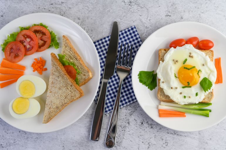 pe-4-1785527750 A fried egg laying on a toast, topped with pepper seeds with carrots and spring onions. المصدر: ماجنيفِك