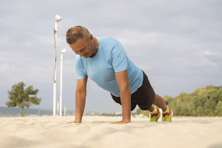 المصدر: https://www.magnific.com/free-photo/senior-man-working-out-beach_10296320.htm senior-man-working-out-beach (الجري على الرمال)