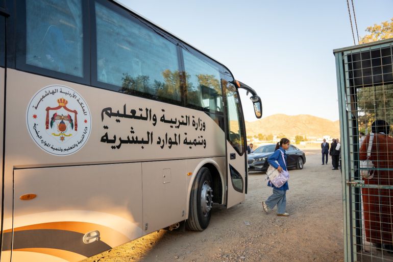picss-3-1787773125 طالبة بالمرحلة الثانوية تنزل من حافلة مخصصة لنقل طلاب المدارس الحكومية مجاناً جنوب الأردن
