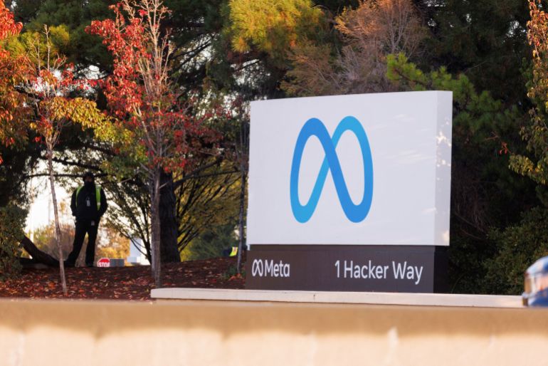 reuters_6a75c3bc-1786102716 FILE PHOTO: A security guard stands watch by the Meta sign outside the headquarters of Facebook parent company Meta Platforms Inc in Mountain View, California, U.S. November 9, 2022. REUTERS/Peter DaSilva/File Photo