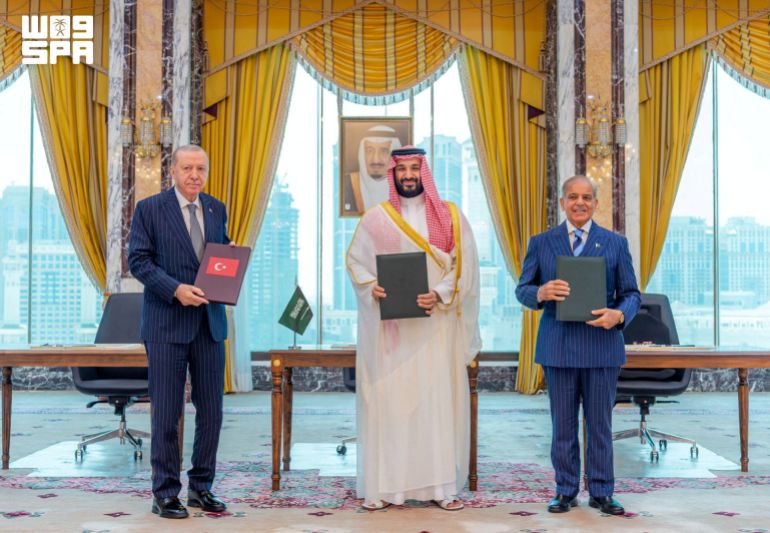 reuters_6a777917-1786214679 Turkish President Tayyip Erdogan, Saudi Crown Prince Mohammed bin Salman, and Pakistan's Prime Minister Shehbaz Sharif pose after signing a joint defence agreement in Mecca, Saudi Arabia, August 7, 2026. Saudi Press Agency/Handout via REUTERS ATTENTION EDITORS - THIS PICTURE WAS PROVIDED BY A THIRD PARTY. WATERMARK FROM SOURCE TPX IMAGES OF THE DAY