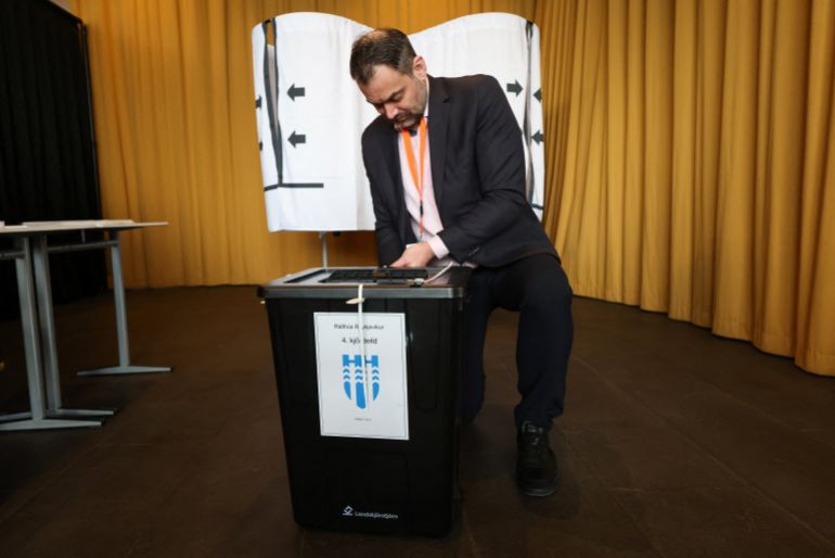 reuters_6a92c0e8-1788002536 An election official seals a ballot box for the national referendum on resuming EU membership talks in Reykjavik, Iceland, August 29, 2026. REUTERS/Leonhard Foeger