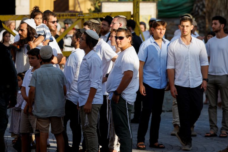 Israeli settlers' take part in a weekly tour in Hebron, in the Israeli-occupied West Bank, August 29, 2026. REUTERS/Mussa Qawasma