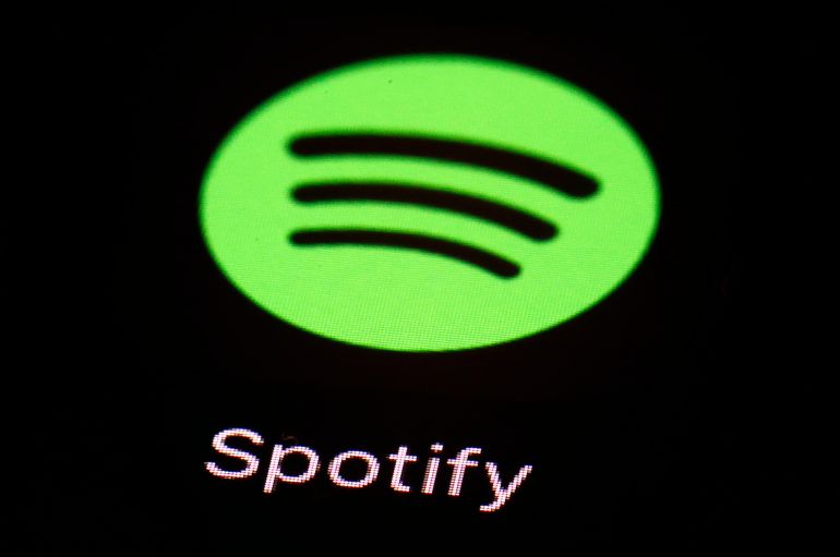 spotic-1778059637 سبوتيفاي أعلنت أنها ستبدأ وضع شارة شخصية ذكاء اصطناعي على بعض حسابات الفنانين الذين تبدو هوياتهم مولدة بالذكاء الاصطناعي