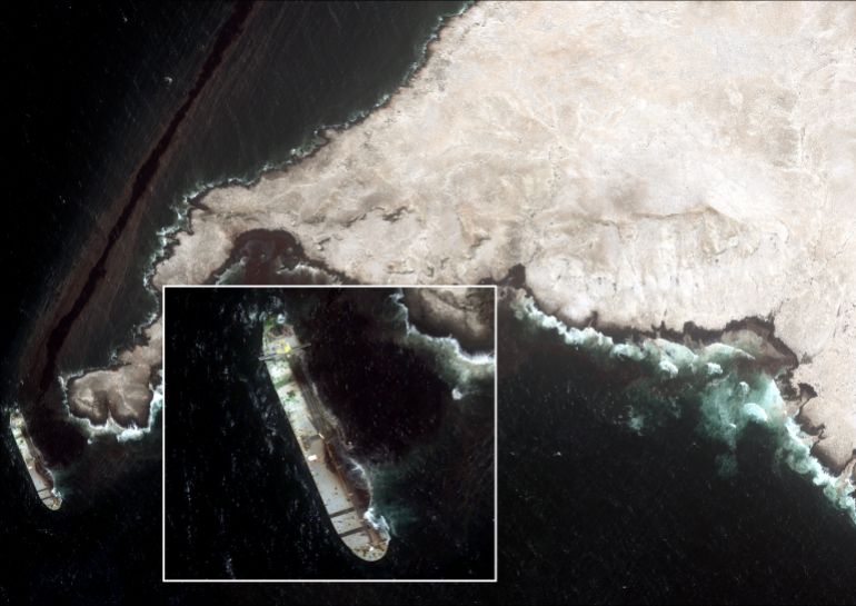 vantor-1786530417 "كارولين بيزنجي" جانحة عند الساحل الصخري لجزيرة القبلية مع غمر المياه أجزاء من بدنها في 5 أغسطس/آب