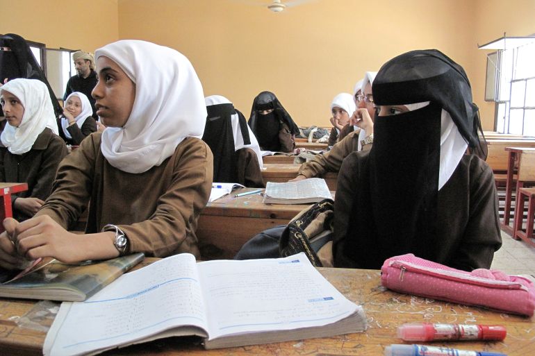 Yemeni girls attend a class at Bakteer school in the port city of Aden in southern Yemen April 23, 2017. Picture taken April 23, 2017. REUTERS/Aziz El Yaakoubi