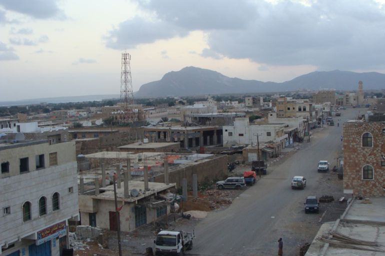 مدينة حديبو عاصمة سقطرى تطل على البحر وفي سفح جبال حجهر وشارع وحيد مسفلت بها