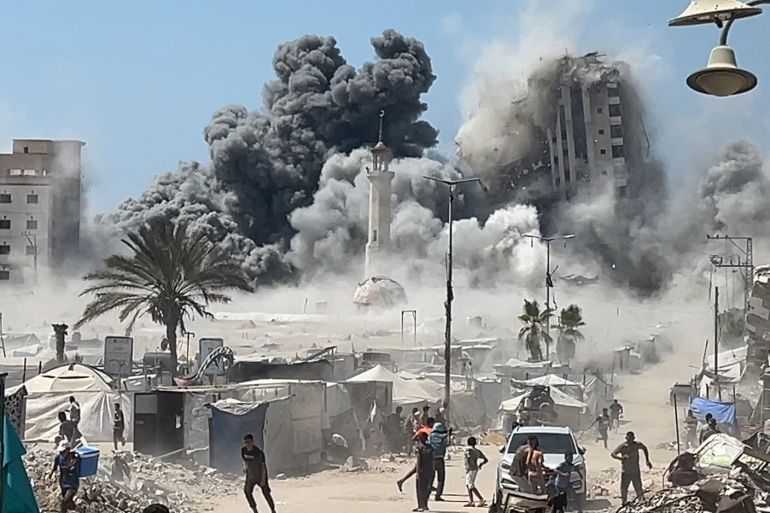 1-1757141675 1-تصاعد سحب الدخان والغبار الكثيف لحظة انهيار برج مشتهى وسط مدينة غزة، بعد استهدافه المباشر من الطائرات الإسرائيلية.