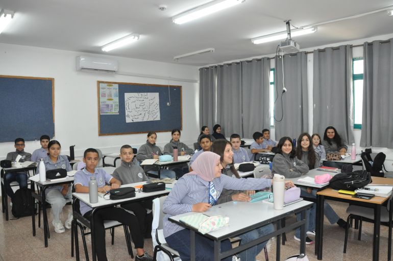 صورة 1 طلاب فلسطينيون في مدارس الداخل.. تعليم يخضع لمنظومة وزارة التربية والتعليم الإسرائيلية، طلاب في المرحلة الإعدادية، سبتمبر/أيلول 2026، تصوير محمد محسن وتد.