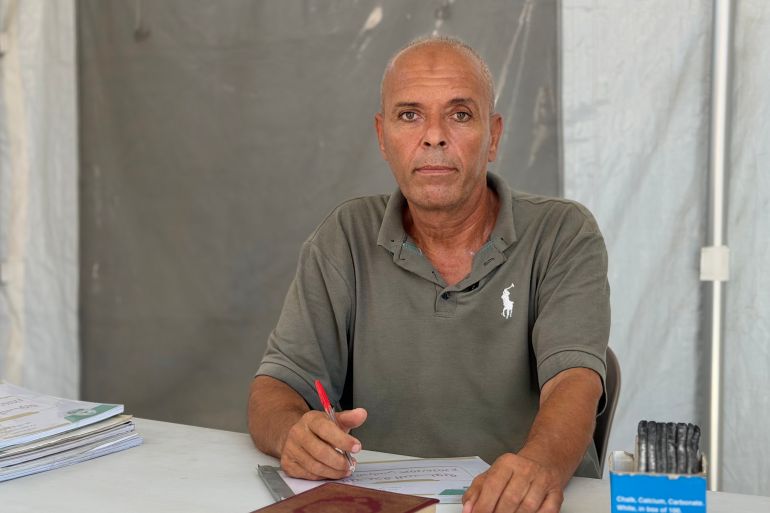 11-1789370345 صورة رقم (12) فلسطين- غزة- حي الزيتون، شرقي مدينة غزة، يقول مدير مدرسة أرض الزيتون محمود فرحات إن شحّ الكتب جعل الكتاب الواحد مرجعًا للصف كامل، فيما يثقل غلاء الطباشير وأقلام الكتابة على اللوح كاهل المدرسة ويضطر المعلمين إلى التناوب على ما يتوافر منها، إسراء الرّملي- خاص بالجزيرة نت.