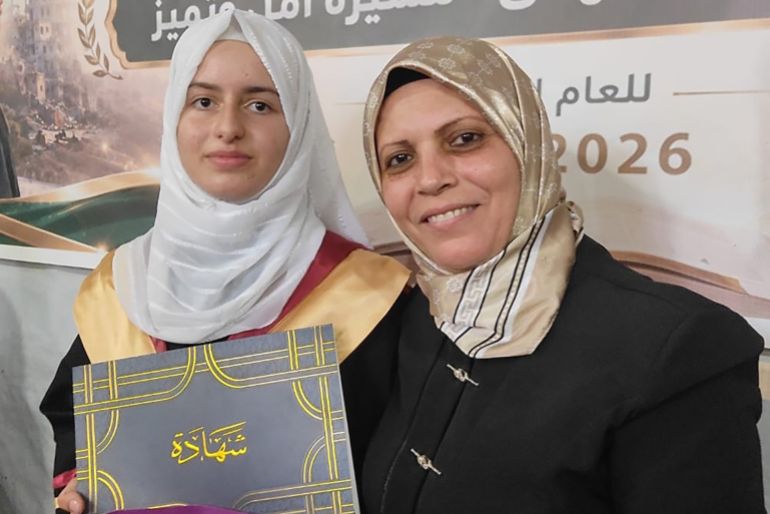 13-1789370348 صورة رقم (13) فلسطين- غزة مشروع مدينة بيت لاهيا شمالي القطاع- 11/09/2026 تتابع الطالبة المتفوقة حلا حمودة، البالغة 15 عامًا، دروسها من المنزل بملخصات صديقاتها بعد سقوطها وإصابة يدها بشرخ في طريقها إلى المركز التعليمي قرب الخط الأصفر، إسراء الرّملي- خاص بالجزيرة نت.