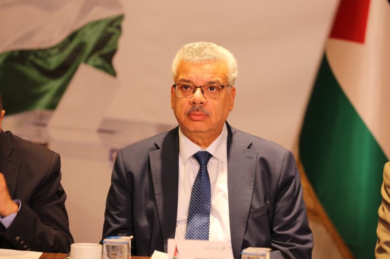 القائم بأعمال الأمين العام للمؤتمر الشعبي لفلسطينيي الخارج هشام أبو محفوظ (الجزيرة)