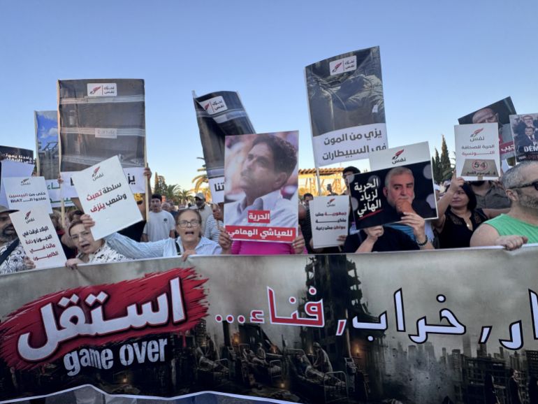 2-1788643820 المحتجون رفعوا شعارات تطالب بإطلاق سراح الموقوفين السياسيين و الإعلاميين ( خاص الجزيرة )