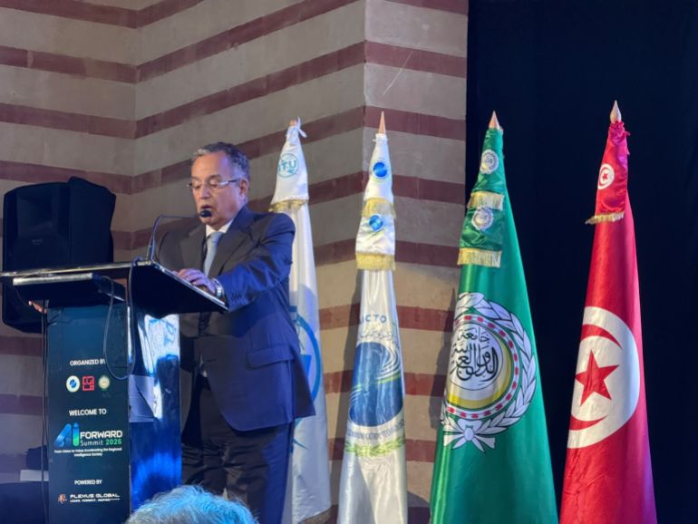 الأمين العام لجامعة الدول العربية نبيل فهمي خلال مشاركته في فعاليات النسخة الثانية من قمة الذكاء الاصطناعي نحو المستقبل في الحمامات التونسية (الجزيرة)