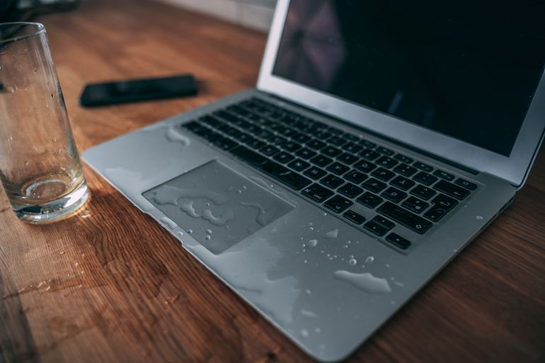 2laptop-1789985792 تجفيف الحاسوب بطريقة صحيحة أفضل من استخدام مصادر الحرارة المباشرة