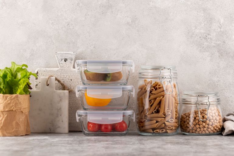 3glass-food-containers-1789290974 تتميز الأواني الزجاجية بمقاومتها للحرارة، وسهولة تنظيفها، وإمكانية استخدامها لتقديم الأطعمة بشكل أنيق على المائدة
