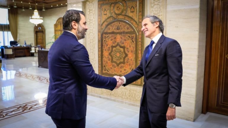 4-12-1788295397-1 وزير الخارجية السوري أسعد الشيباني (يسار) والمدير العام للوكالة الذرية رافائيل غروسي (سانا)