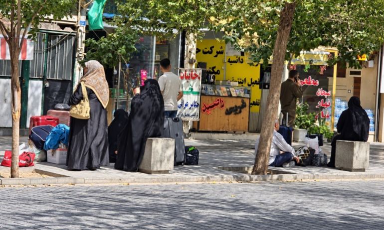 4-1789213691 سوق العراقيين بقرب حرم السيدة المعصومة في مدينة قم أثناء إغلاق منفذي الشلامجة والشيب الحدوديين بين إيران والعراق من قبل الحكومة العراقية 12 ديسمبر/أيلول 2026 إيران