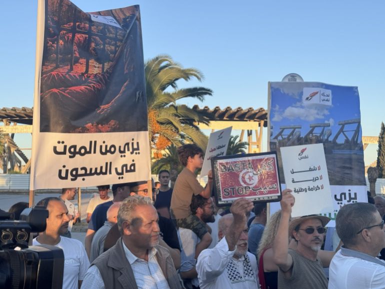 5-1788643808 المتظاهرون نددوا بتزايد حالات الوفيات داخل السجون ( خاص الجزيرة )