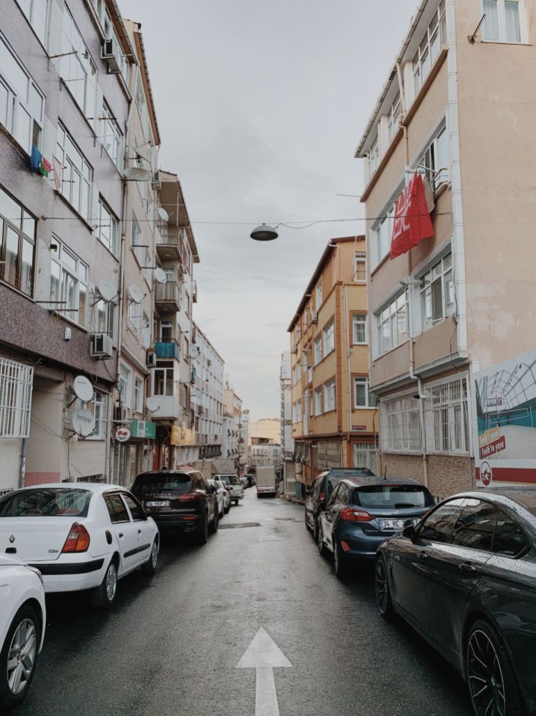تطبيقات الملاحة تنقل مشكلة المرور إلى أحياء غير مصممة لهذا الحجم من الحركة عندما يصبح الطريق الرئيسي مزدحما (بيكسلز)