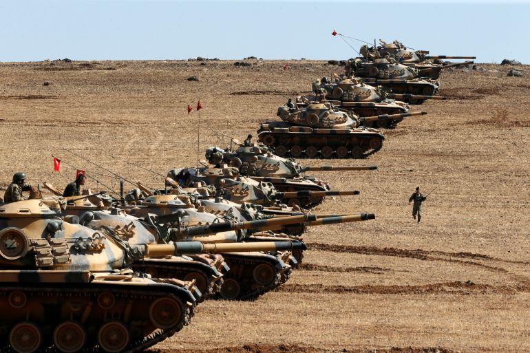 56465-1788207625 قواتت برية تركية في تركيا - سابقا جزء من سوريا Turkish army tanks take up position on the Turkish-Syrian border near the southeastern town of Suruc in Sanliurfa province October 6, 2014. Outgunned Kurdish fighters vowed on Monday not to abandon their increasingly desperate efforts to defend the Syrian border town of Kobani from Islamic State militants pressing in from three sides and pounding them with heavy artillery. Despite the heavy fighting, which has seen mortars rain down on residential areas in Kobani and stray fire hit Turkish territory, a Reuters reporter saw around 30 people cross over from Turkey, apparently to help with defence of the town. REUTERS/Umit Bektas (TURKEY - Tags: TPX IMAGES OF THE DAY MILITARY CONFLICT POLITICS)
