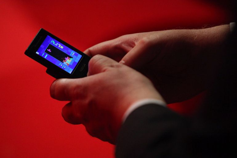 5870436-2-1788686019 BRIGHTON, ENGLAND - SEPTEMBER 30: A delegate plays a game of tetris on his mobile phone during the speeches on the fourth day of the Labour Party Conference on September 30, 2009 in Brighton, England. The Labour Party Conference enters its fourth day with debates on fairness and equality in Britain and keynote speeches from deputy leader Harriet Harman and schools secretary Ed Balls. (Photo by Oli Scarff/Getty Images)